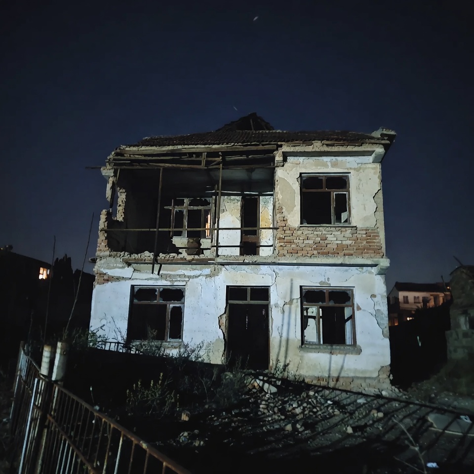 Adana’da Metruk Binada Trajik Son: Yağmur Sularıyla Dolmuş Bodruma 2. Kattan Düşen Genç Hayatını Kaybetti