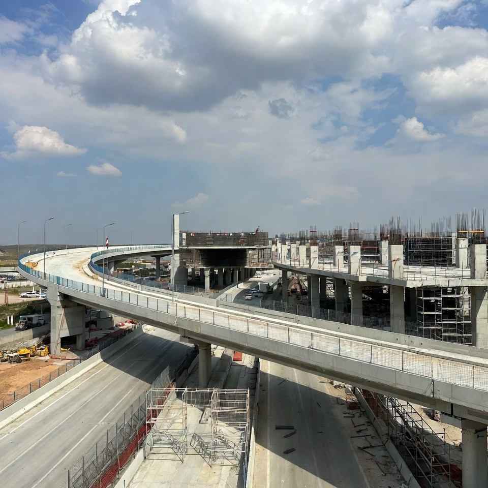 Adana’da Trafik Çilesine Son Verecek Dev Kavşak: Ege Bağatur Farklı Seviyeli Geçit Hızla Yükseliyor