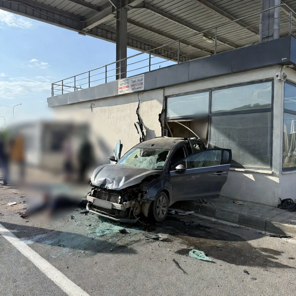 Silivri D-100'de Feci Kaza: Otomobil Kantar Binasına Çarptı, Karayolları Personeli Hayatını Kaybetti